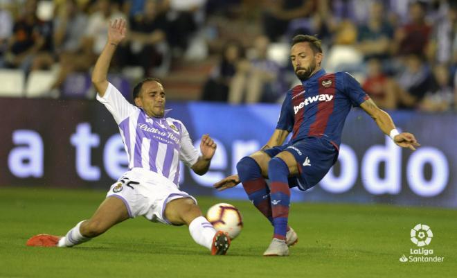 Nacho lucha un balón durante el partido ante el Levante en Valladolid (Foto: LaLiga).