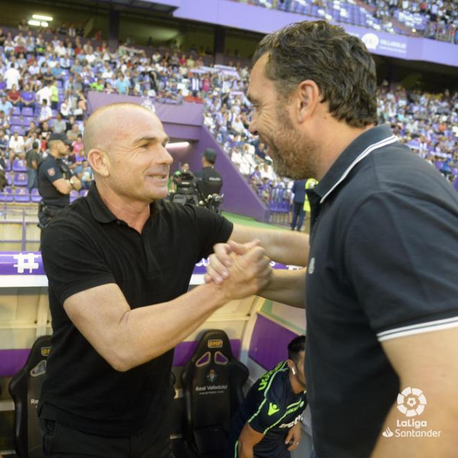 Paco López saluda a Sergio González antes del partido del Levante contra el Valladolid (LaLiga).