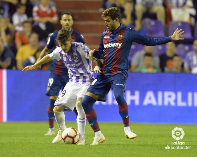 Toni Villa pelea el esférico ante un jugador del Levante (Foto: LaLiga).