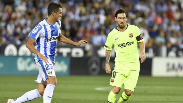 Mikel Vesga ante Leo Messi (Foto: LFP).