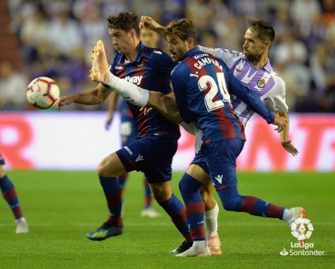 Vukcevic y Campaña con Michel Herrero en el partido entre el Levante y el Valladolid (LaLiga).