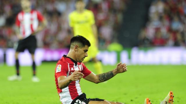 Yuri Berchiche en el partido de San Mamés frente al Villarreal (Foto LFP).