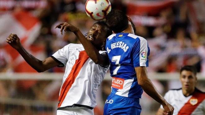 Abdoulaye Ba disputa un balón con Borja Iglesias