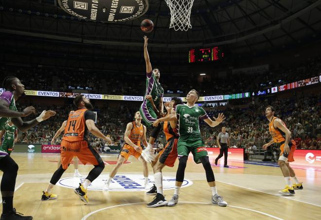 Jaime Fernández penetra a canasta ante el Valencia Basket (Foto: ACB Photo / M. Pozo).