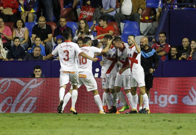 El Alavés celebra uno de los goles de su victoria contra el Levante en el Ciutat (David González).