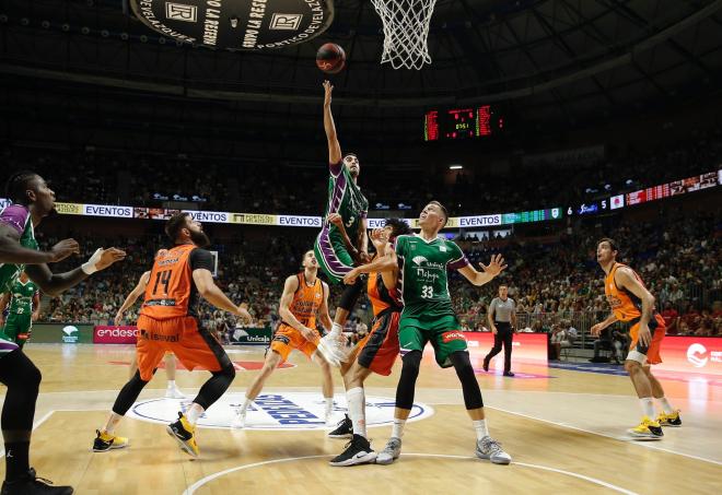 Unicaja barrió a Valencia Basket en el estreno liguero. (Foto: Valencia Basket)