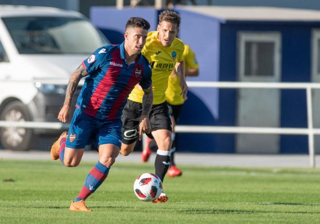 Manu Viana con el balón en Buñol. (Foto: Levante UD)