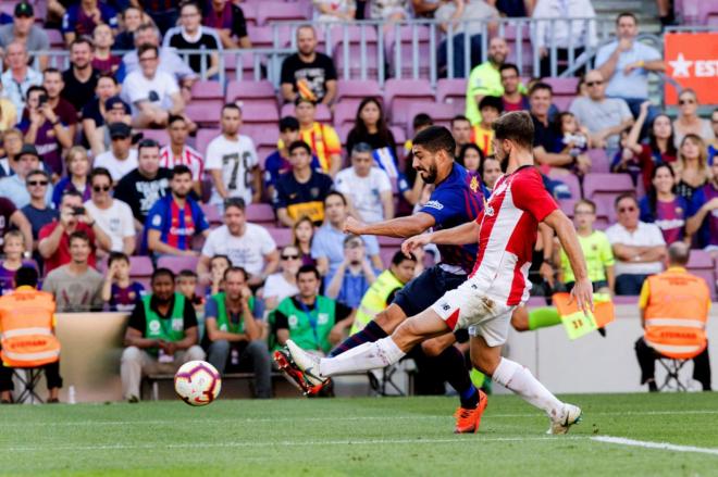 Íñigo Martínez ante Luis Suárez.