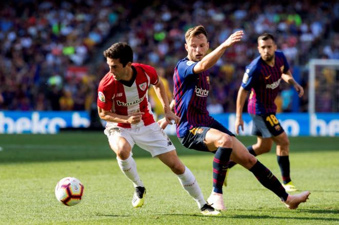Susaeta regatea a Rakitic en el choque ante el Barça.