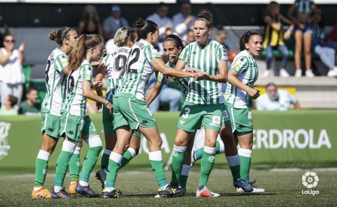 Las jugadoras del Betis Féminas celebran uno de los goles ante el Madrid CFF.