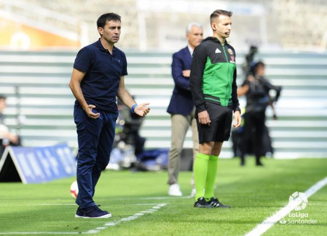 Garitano, desde el banquillo, en el partido ante el Valencia (Foto: LaLiga).
