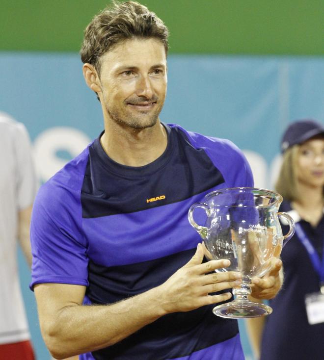 Juan Carlos Ferrero, con el trofeo.