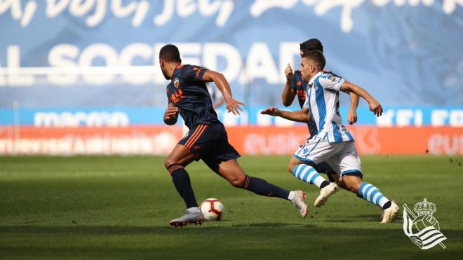 Kevin Rodrigues avanzando con el balón. (Foto: Real Sociedad)