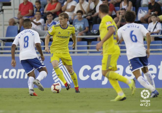 Álex Fernández, en una jugada del partido ante el Tenerife (Foto: LaLiga).