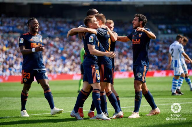 Los jugadores del Valencia celebran el gol de Gameiro ante la Real Sociedad en Anoeta (Foto: LaLiga Santander).