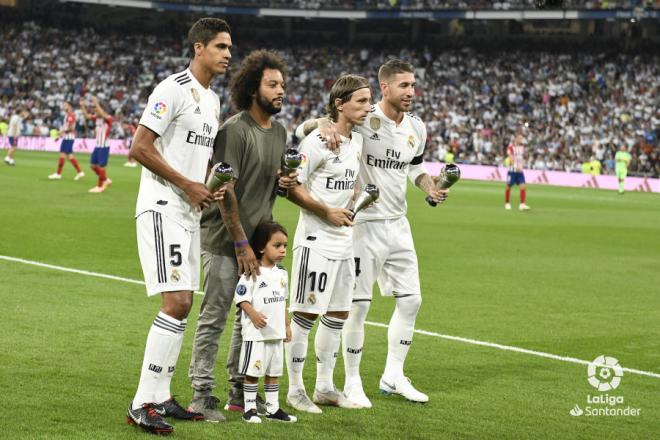 Marcelo, Ramos, Modric y Varane, sobre el césped del Bernabéu con sus premios (Foto: LaLiga).