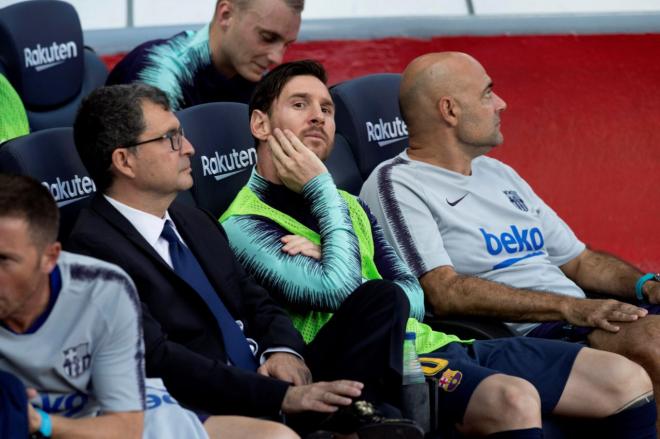 Messi, en el banquillo durante el partido ante el Athletic.