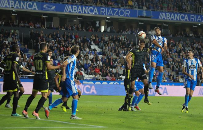 Pablo Marí remata de cabeza en el Dépor-Granada disputado en Riazor (Foto: Iris Miquel).