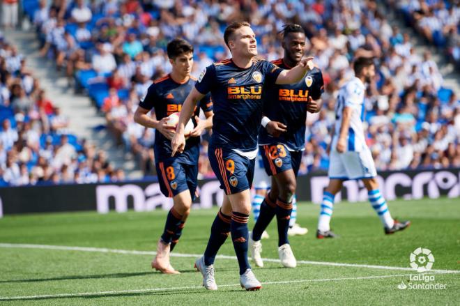 Kevin Gameiro celebra el gol que marcó en el partido Real Sociedad-Valencia. (Foto: LaLiga Santander)