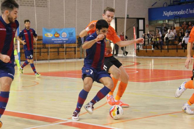 Javi Rodríguez frente al Ribera Navarra. (Foto: Levante UD)