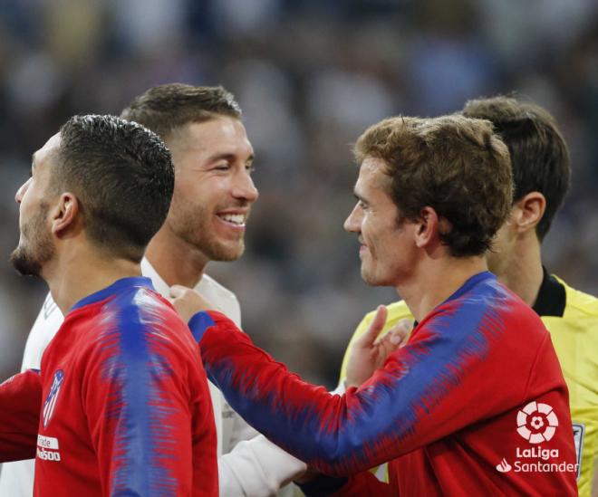 Saludo entre Ramos y Griezmann antes del Real Madrid-Atlético.