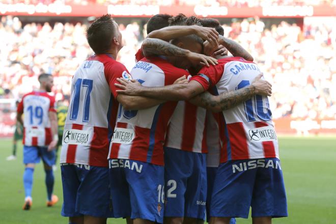 Los jugadores del Sporting celebran el tanto contra Las Palmas (Foto: Luis Manso).