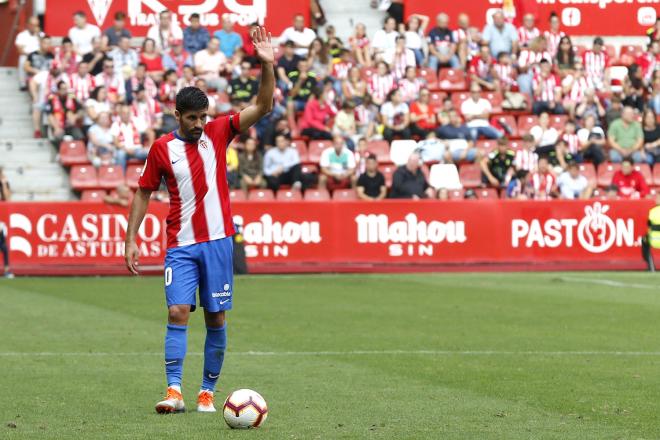 Carmona, durante el Sporting-Las Palmas (Foto: Luis Manso).
