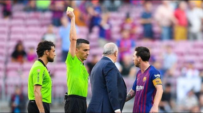 Momento en el que Jaime Latre saca la cartulina amarilla a Messi.