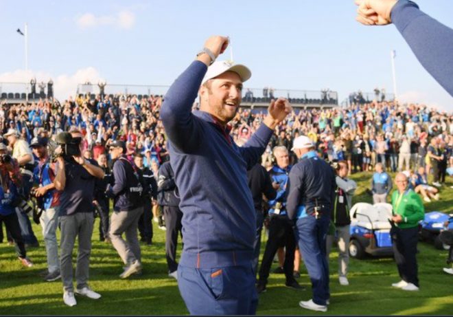 Jon Rahm celebra su triunfo individual ante Tiger Woods en la Ryder Cup.