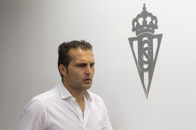 Rubén Baraja, entrando en la sala de prensa de El Molinón (Foto: Luis Manso).
