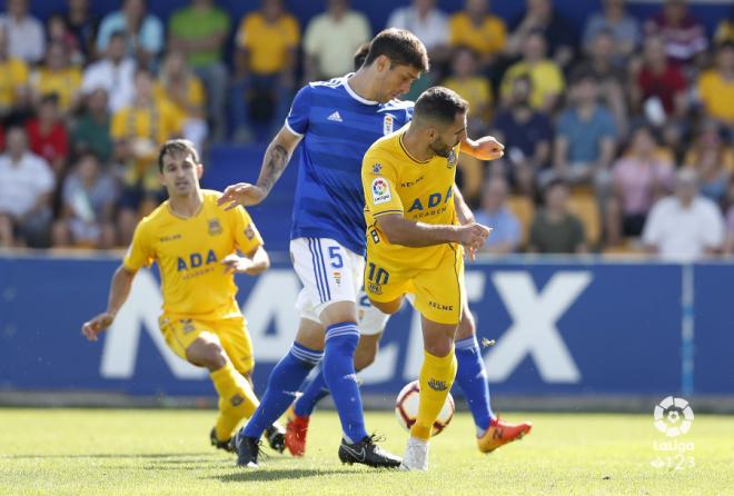 Juan Forlín presiona a Juan Muñoz (Foto: LaLiga).