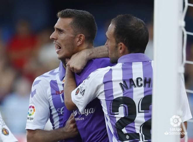 Jordi Masip, felicitado tras repeler el penalti de Gerard Moreno (Foto: LaLiga).