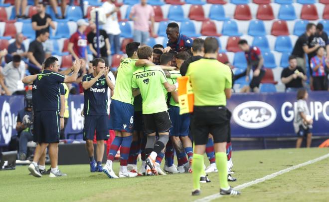 Los jugadores del Levante celebran un gol frente al Alavés (