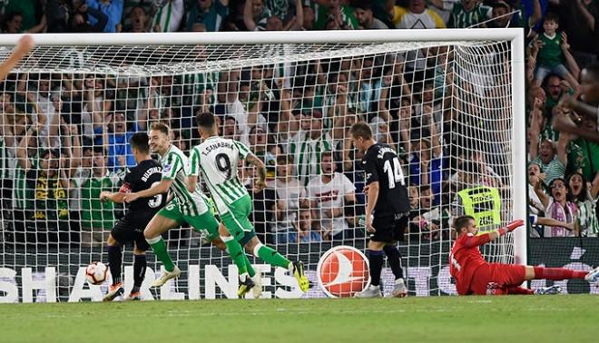 Loren marca el gol ante el Leganés. (Foto: Kiko Hurtado).