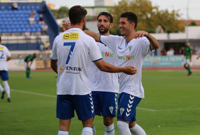 Los jugadores del Marbella celebran un gol.