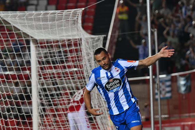 Quique González celebra uno de los goles del Deportivo (Foto: Laia Solanellas).