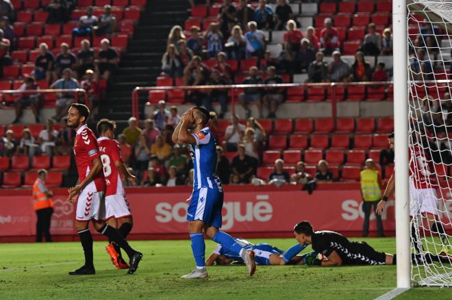 Quique se lamenta tras una atajada de Becerra Vt(