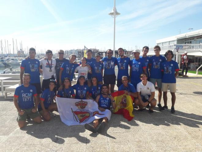 Foto de los tripulantes del RCM participantes en el Campeonato de España de Remo de mar.