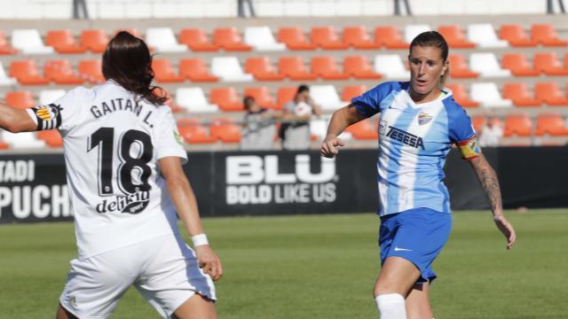 La capitana Adriana Martín encara a una rival del VCF Femenino (Foto: LaLiga Santander).