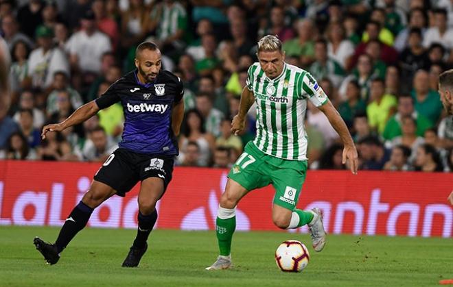 Joaquín Sánchez con la pelota ante El Zhar (foto: Kiko Hurtado)..jpeg