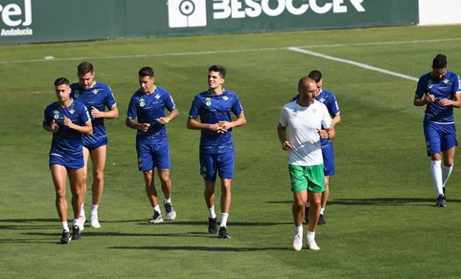 Bartra y Tello, con más compañeros, en un entrenamiento (Foto: Kiko Hurtado).