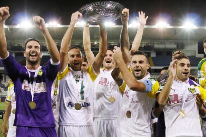 Los jugadores del AEK Larnaka levantan la Supercopa de Chipre (Foto: AEK Larnaka).