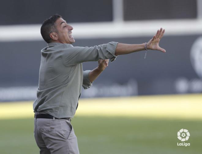 Antonio Contreras da indicaciones en el partido ante el valencia Femenino (Foto: LaLiga).