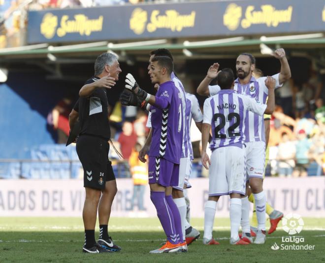 José Manuel Santisteban felicita a Jordi Masip tras el pitido final del partido (Foto: LaLIga).