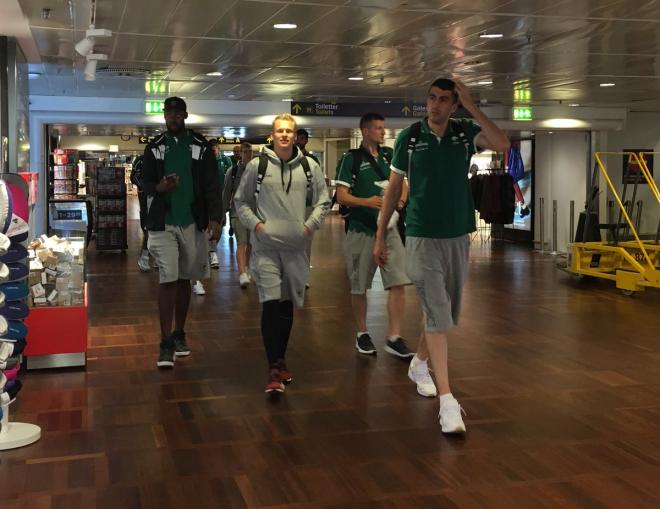 Los jugadores del Unicaja, en el aeropuerto de Copenhague.