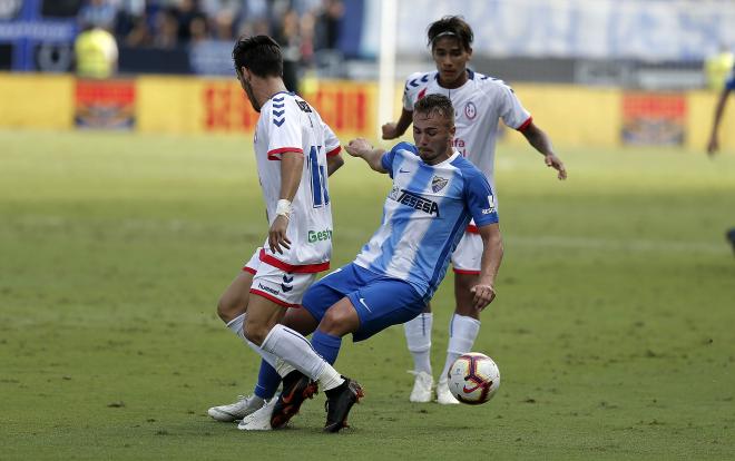 Ontiveros trata de marcharse de un rival en su anterior etapa en el Málaga CF.