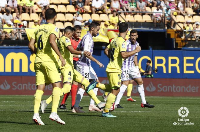 Míchel Herrero, rodeado de jugadores del Villarreal CF (Foto: LaLiga).