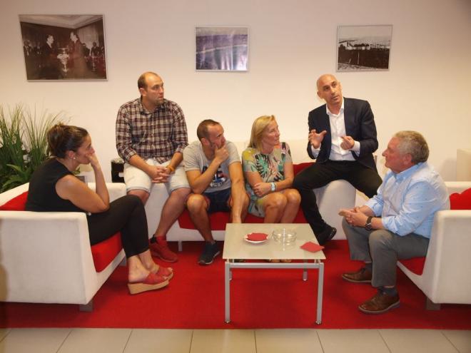 Rubiales, junto al presidente de la Federación Asturiana, en su reunión con la familia de Quini.