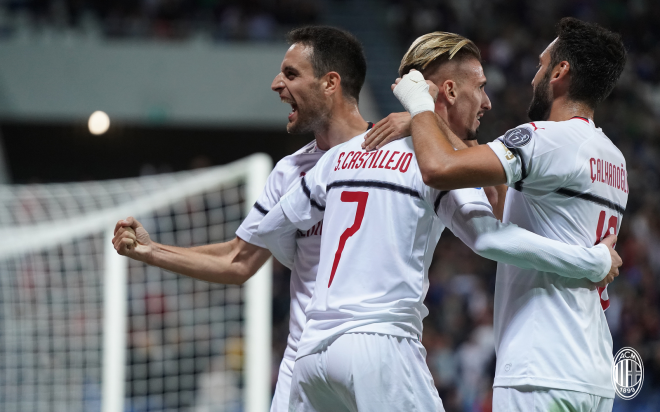 Samu Castillejo, felicitado por sus compañeros tras un gol con el AC Milan.