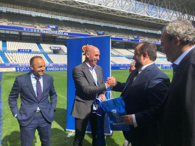 El presidente del Real Oviedo, Jorge Menéndez Vallina, y el presidente de la RFEF, Luis Rubiales, se saludan en el césped del Carlos Tartiere.